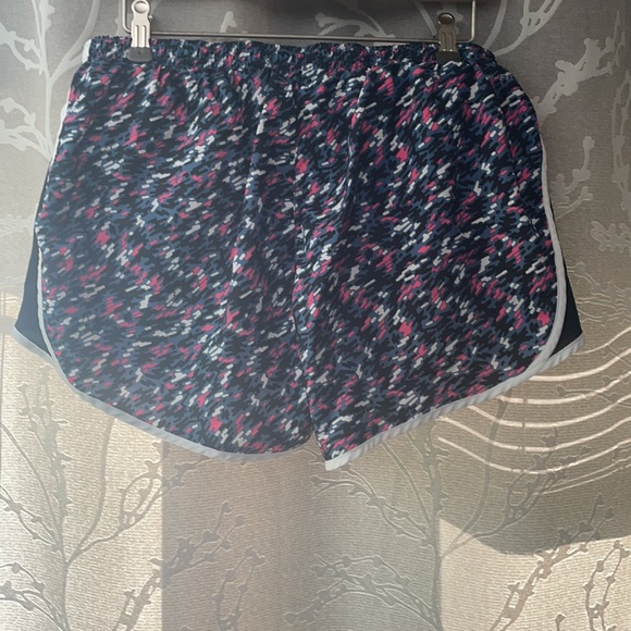 Athletic shorts - Picture 2 of 3